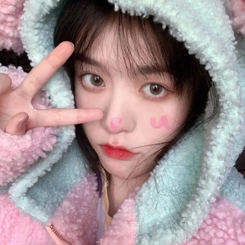 泳池里的男孩